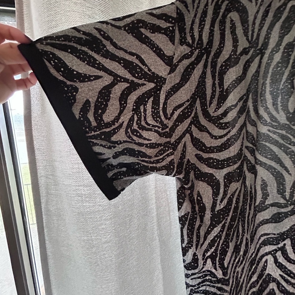 Bobeau Black and Gray Textured Top - Picture 4 of 4